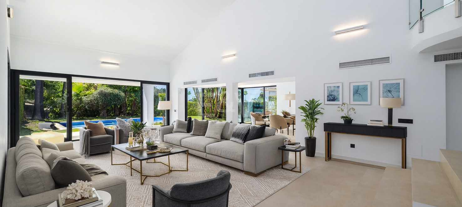 Stylish Villa with Pool, Tropical Garden & Urban Appeal