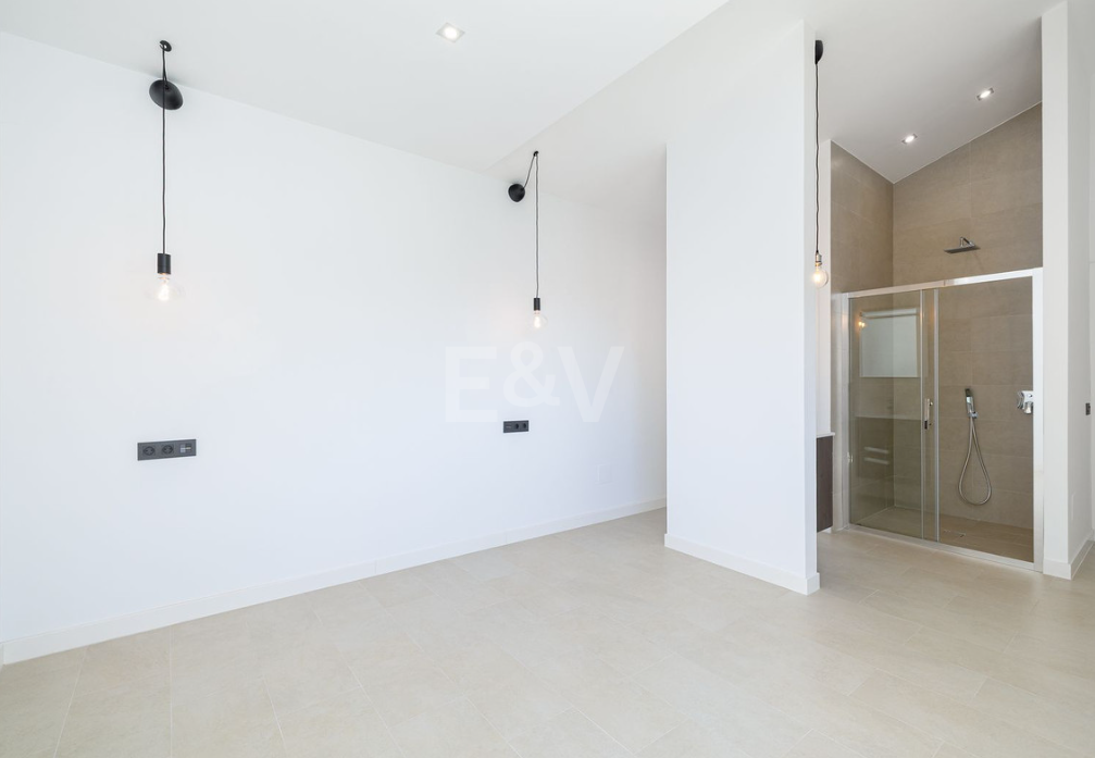 Villa elegante con piscina, jardín tropical y atractivo urbano