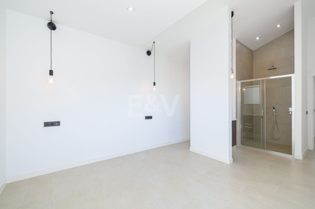 Villa elegante con piscina, jardín tropical y atractivo urbano