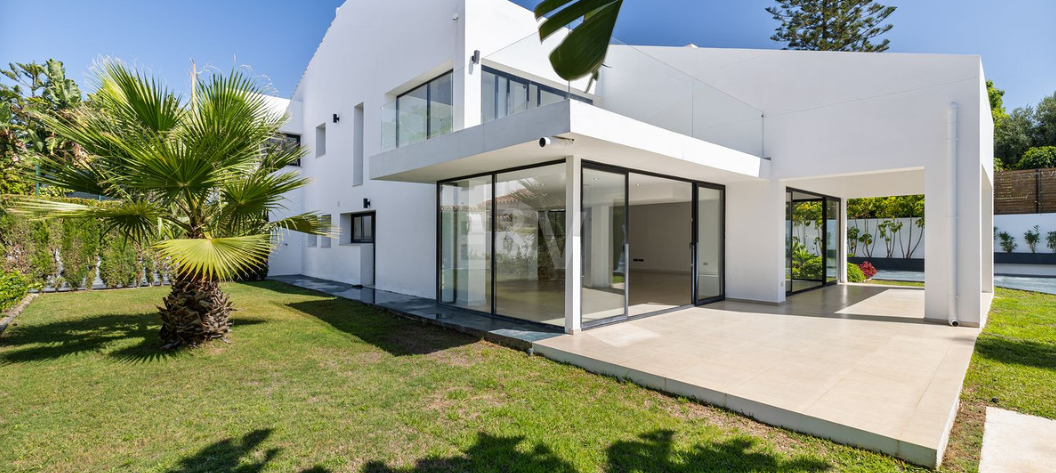 Stylish Villa with Pool, Tropical Garden & Urban Appeal