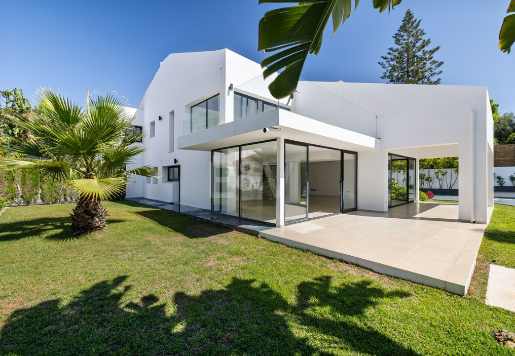 Villa elegante con piscina, jardín tropical y atractivo urbano