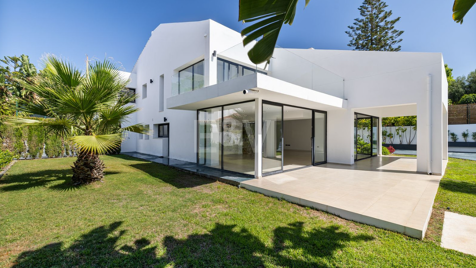 Stilvolle Villa mit Pool, tropischem Garten & urbanem Charme