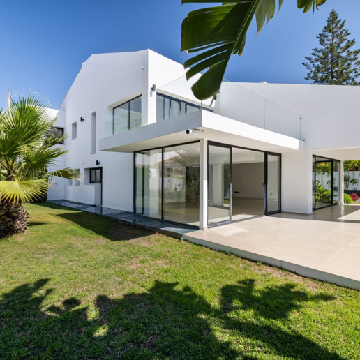 Stylish Villa with Pool, Tropical Garden & Urban Appeal