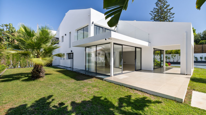 Stylish Villa with Pool, Tropical Garden & Urban Appeal