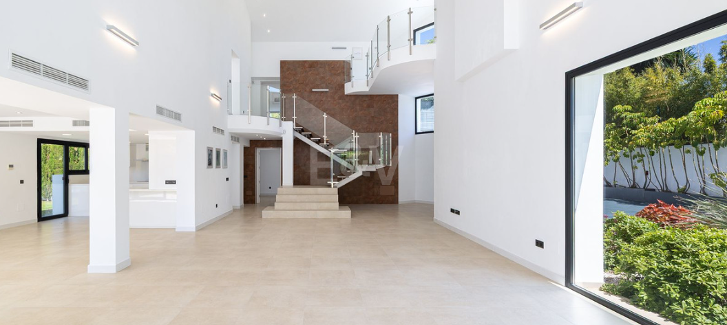 Stylish Villa with Pool, Tropical Garden & Urban Appeal