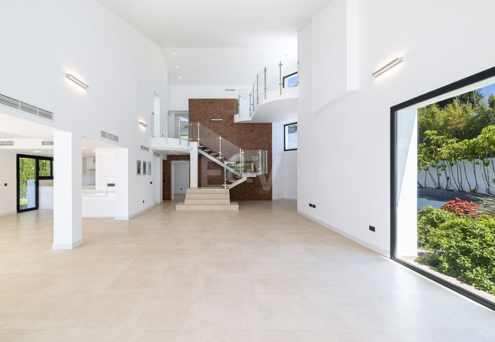 Villa elegante con piscina, jardín tropical y atractivo urbano