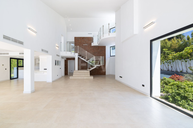 Villa elegante con piscina, jardín tropical y atractivo urbano