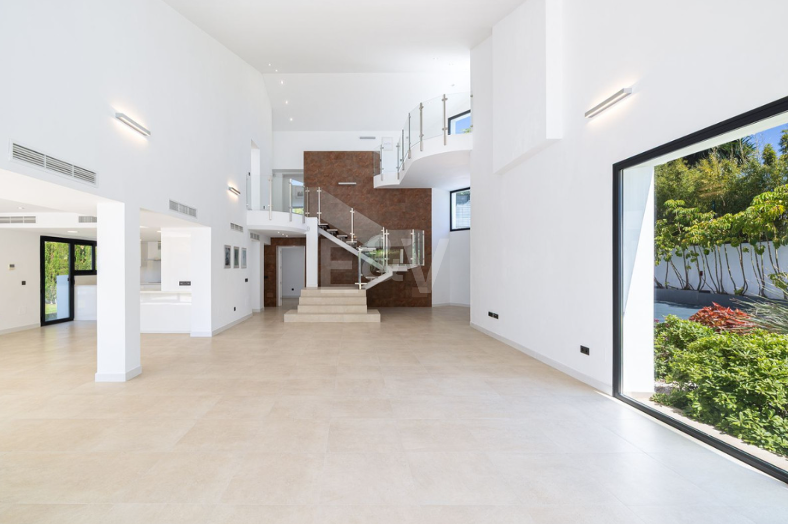 Villa elegante con piscina, jardín tropical y atractivo urbano