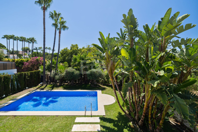 Villa elegante con piscina, jardín tropical y atractivo urbano