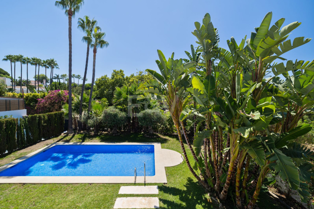 Villa elegante con piscina, jardín tropical y atractivo urbano