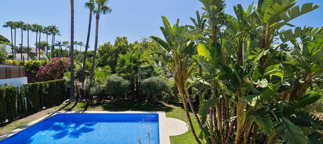 Stylish Villa with Pool, Tropical Garden & Urban Appeal