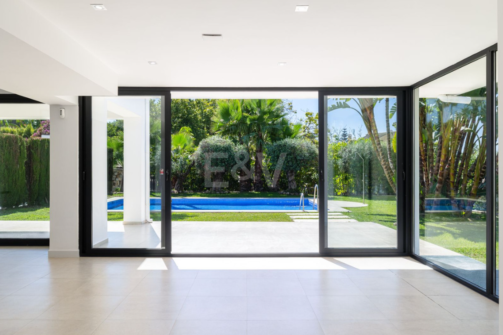 Villa elegante con piscina, jardín tropical y atractivo urbano