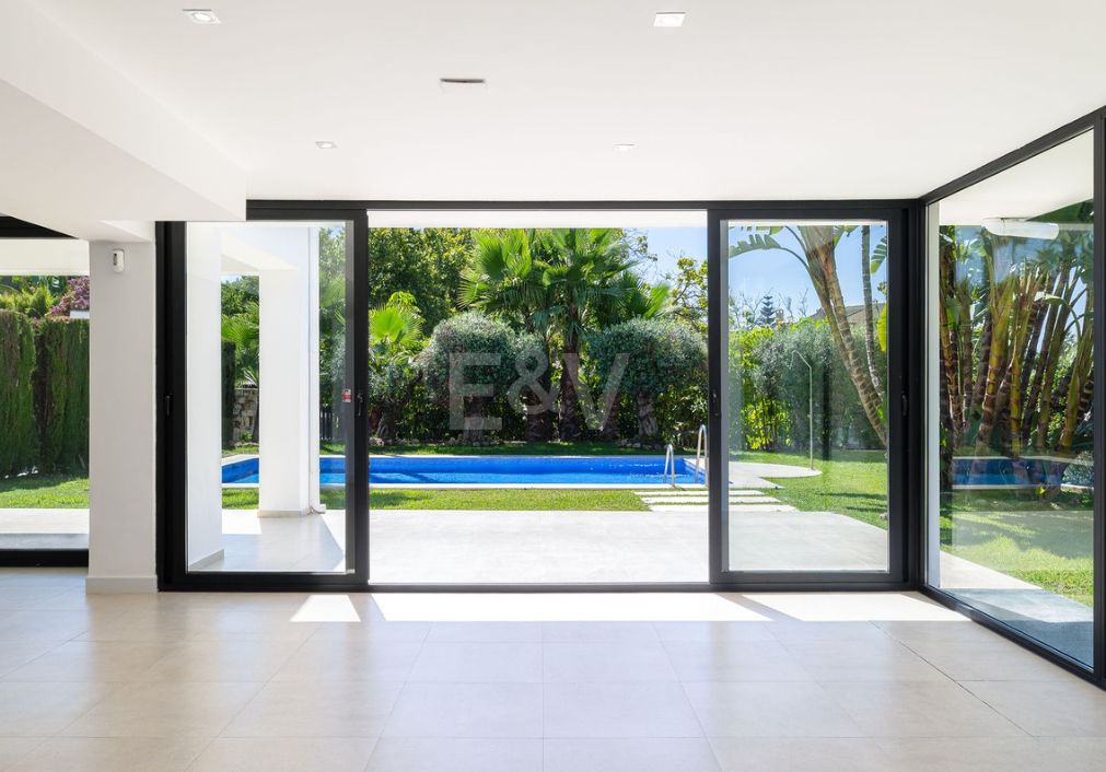Villa élégante avec piscine, jardin tropical et appel urbain