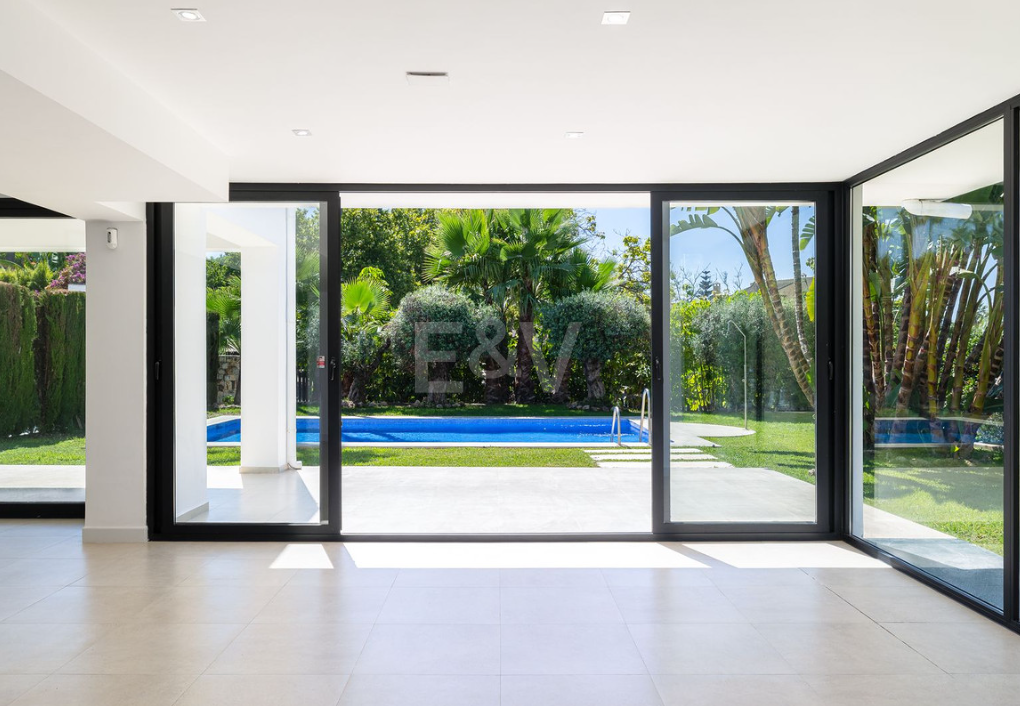 Villa elegante con piscina, jardín tropical y atractivo urbano