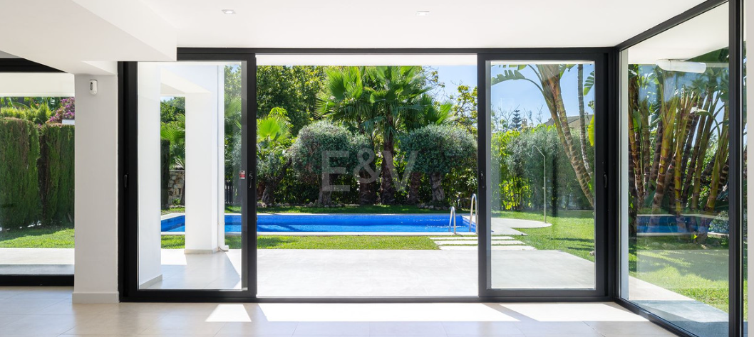 Stylish Villa with Pool, Tropical Garden & Urban Appeal