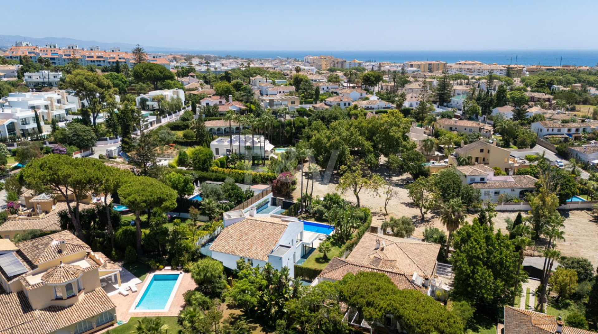 Villa elegante con piscina, jardín tropical y atractivo urbano