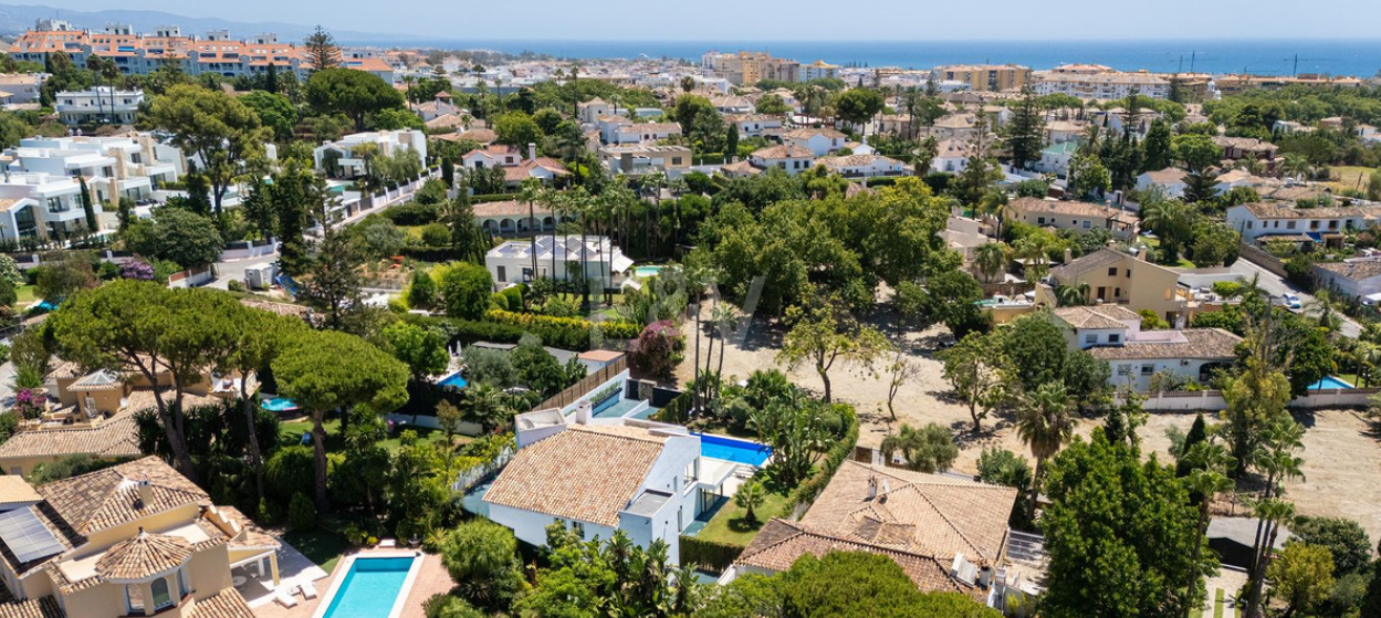Stylish Villa with Pool, Tropical Garden & Urban Appeal