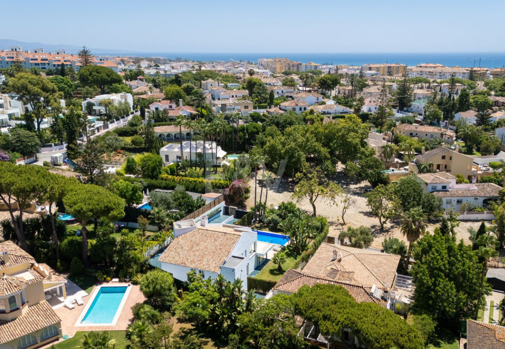Villa elegante con piscina, jardín tropical y atractivo urbano
