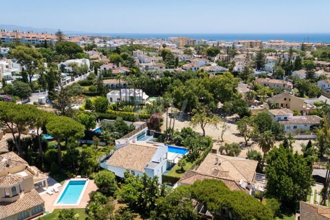 Villa elegante con piscina, jardín tropical y atractivo urbano