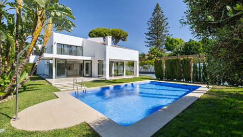 Stilvolle Villa mit Pool, tropischem Garten & urbanem Charme
