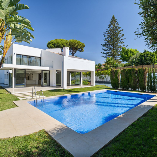 Stylish Villa with Pool, Tropical Garden & Urban Appeal