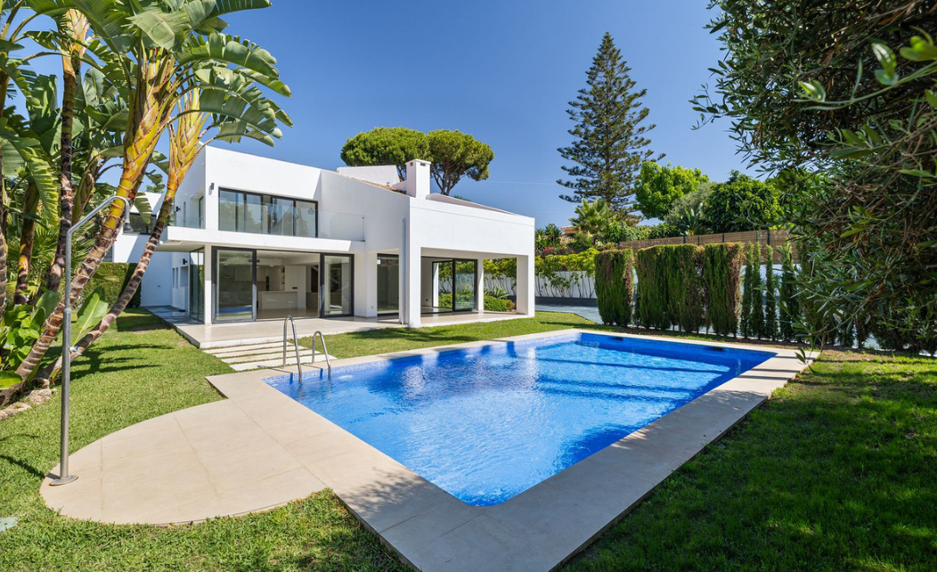 Stylish Villa with Pool, Tropical Garden & Urban Appeal