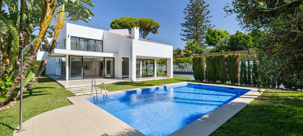 Stylish Villa with Pool, Tropical Garden & Urban Appeal