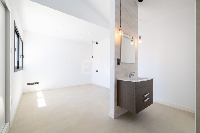 Villa elegante con piscina, jardín tropical y atractivo urbano