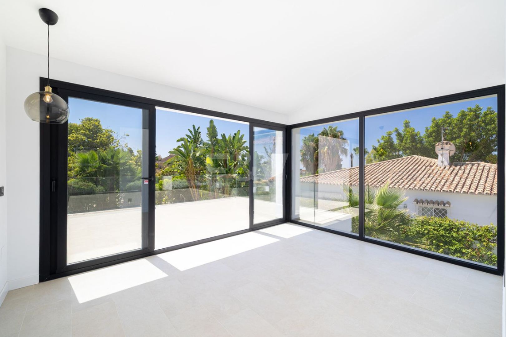 Villa elegante con piscina, jardín tropical y atractivo urbano