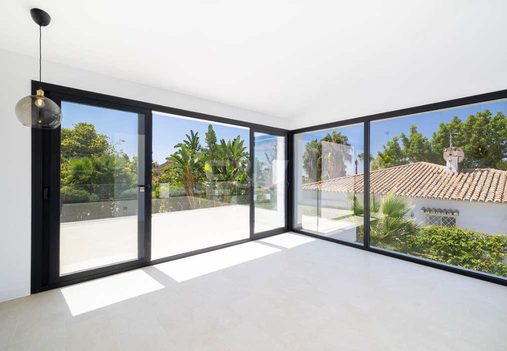 Villa elegante con piscina, jardín tropical y atractivo urbano