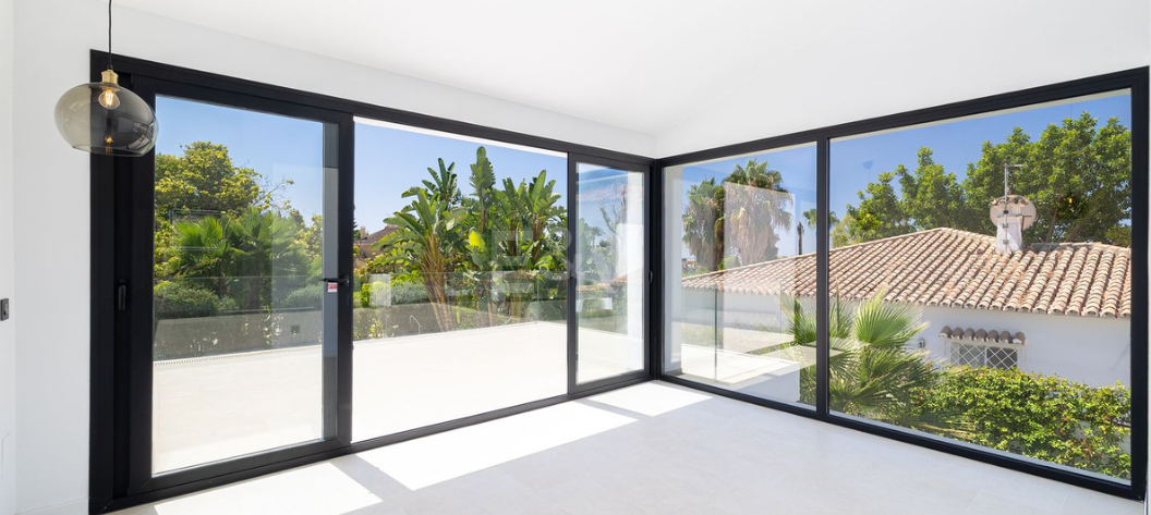 Stylish Villa with Pool, Tropical Garden & Urban Appeal