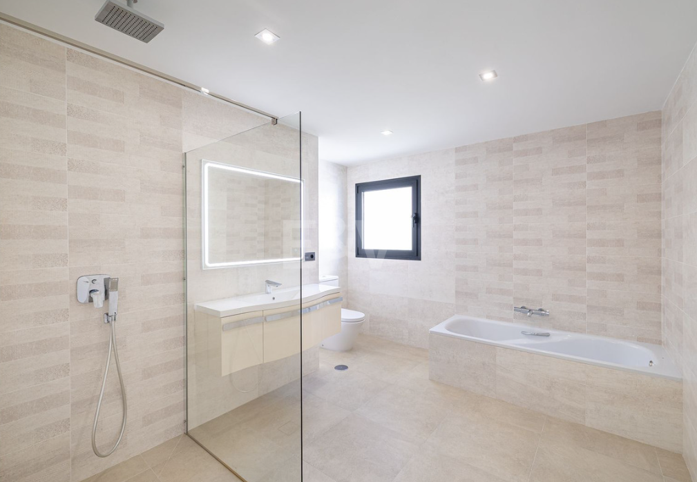 Villa elegante con piscina, jardín tropical y atractivo urbano