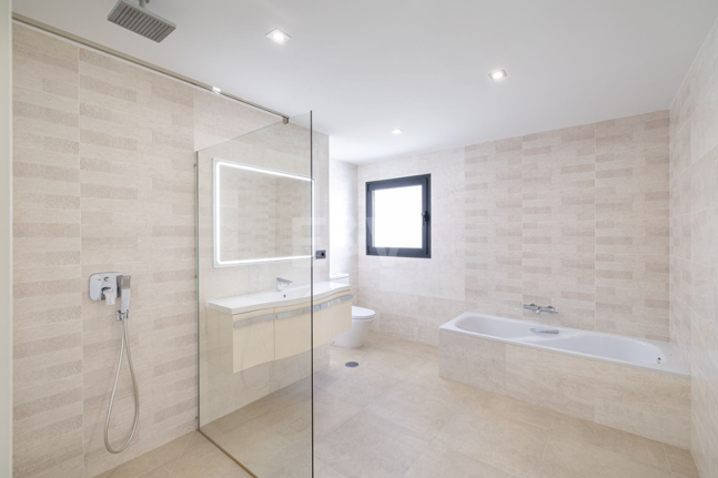 Villa elegante con piscina, jardín tropical y atractivo urbano