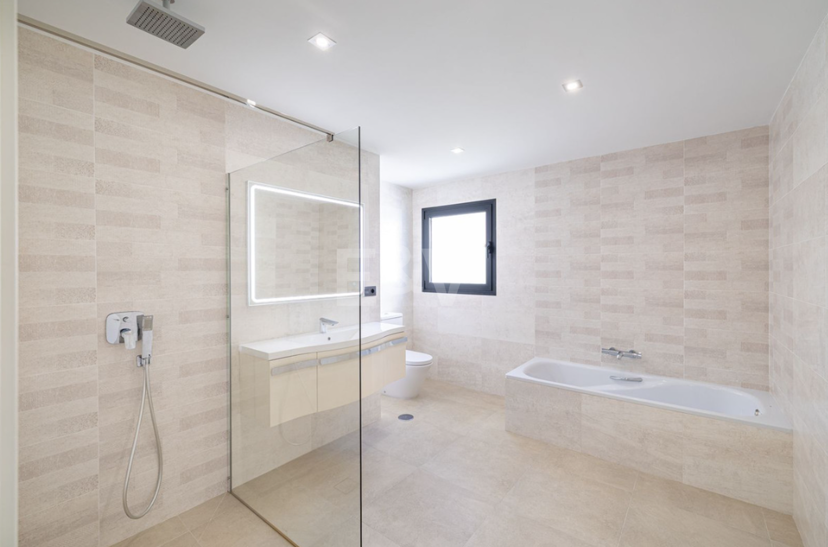 Villa elegante con piscina, jardín tropical y atractivo urbano