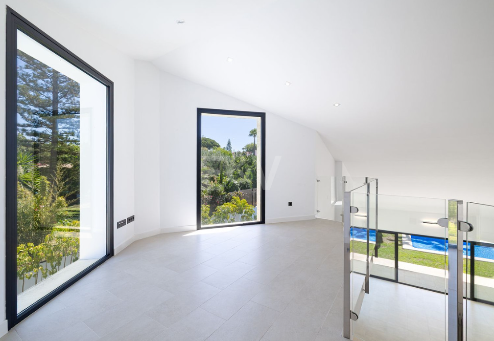 Villa elegante con piscina, jardín tropical y atractivo urbano