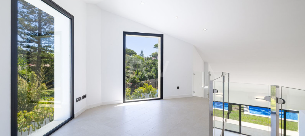 Stylish Villa with Pool, Tropical Garden & Urban Appeal