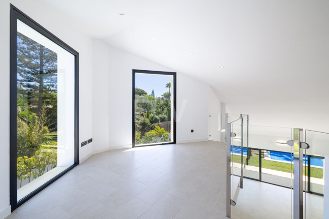 Villa elegante con piscina, jardín tropical y atractivo urbano