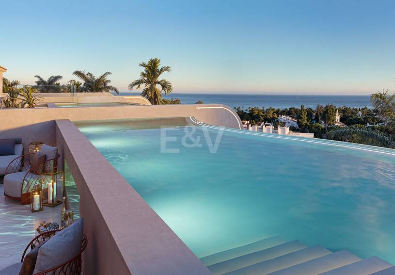 Ático Dúplex de 3 Dormitorios con Piscina Privada y Solárium Panorámico junto a Puente Romano