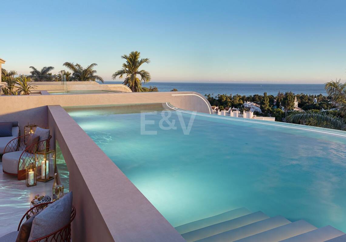 Ático Dúplex de 3 Dormitorios con Piscina Privada y Solárium Panorámico junto a Puente Romano