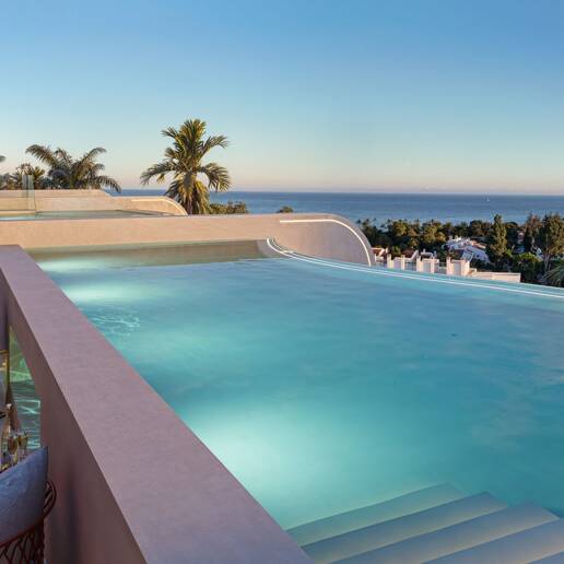 Ático Dúplex de 3 Dormitorios con Piscina Privada y Solárium Panorámico junto a Puente Romano