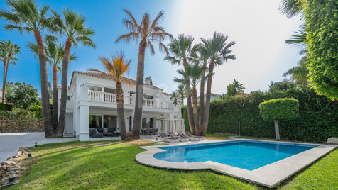 Idyllic Family Villa in Parcelas del Golf, Nueva Andalucia with 5 bedrooms inside a gated community with 24hour security available for long term rental