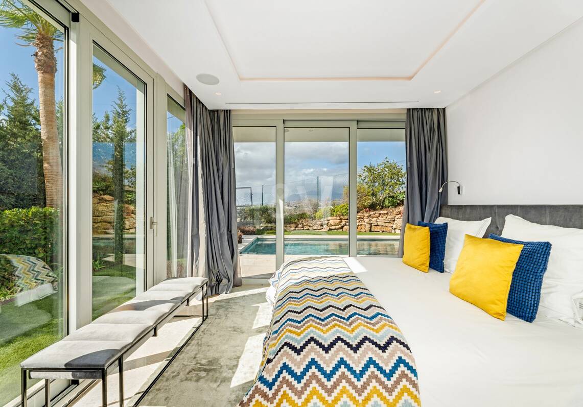 Villa exclusive nouvellement construite avec deux piscines et vue côtière ouverte