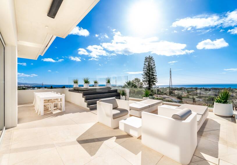 Exklusive, neu erbaute Villa mit zwei Pools und freiem Blick auf die Küste