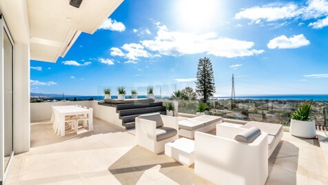 Exclusiva villa de reciente construcción con dos piscinas y vistas panorámicas de la costa