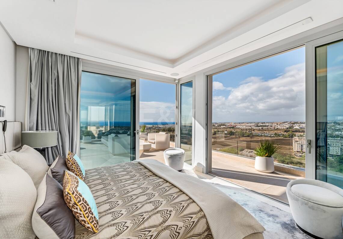 Villa exclusive nouvellement construite avec deux piscines et vue côtière ouverte