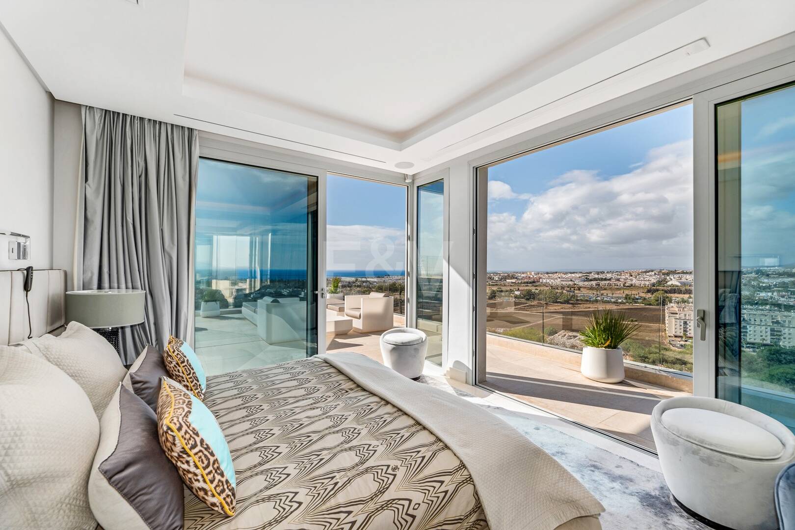 Exklusive, neu erbaute Villa mit zwei Pools und freiem Blick auf die Küste