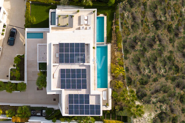 Villa exclusive nouvellement construite avec deux piscines et vue côtière ouverte