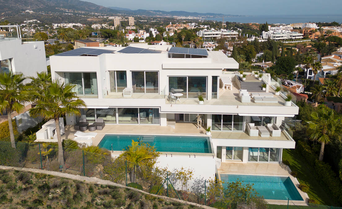 Ta wspaniała nowo wybudowana willa wyróżnia się zapierającym dech w piersiach panoramicznym widokiem na morze w Marbella. Stąd można podziwiać...