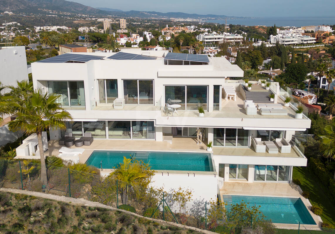 Villa exclusive nouvellement construite avec deux piscines et vue côtière ouverte