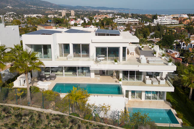 Villa exclusive nouvellement construite avec deux piscines et vue côtière ouverte